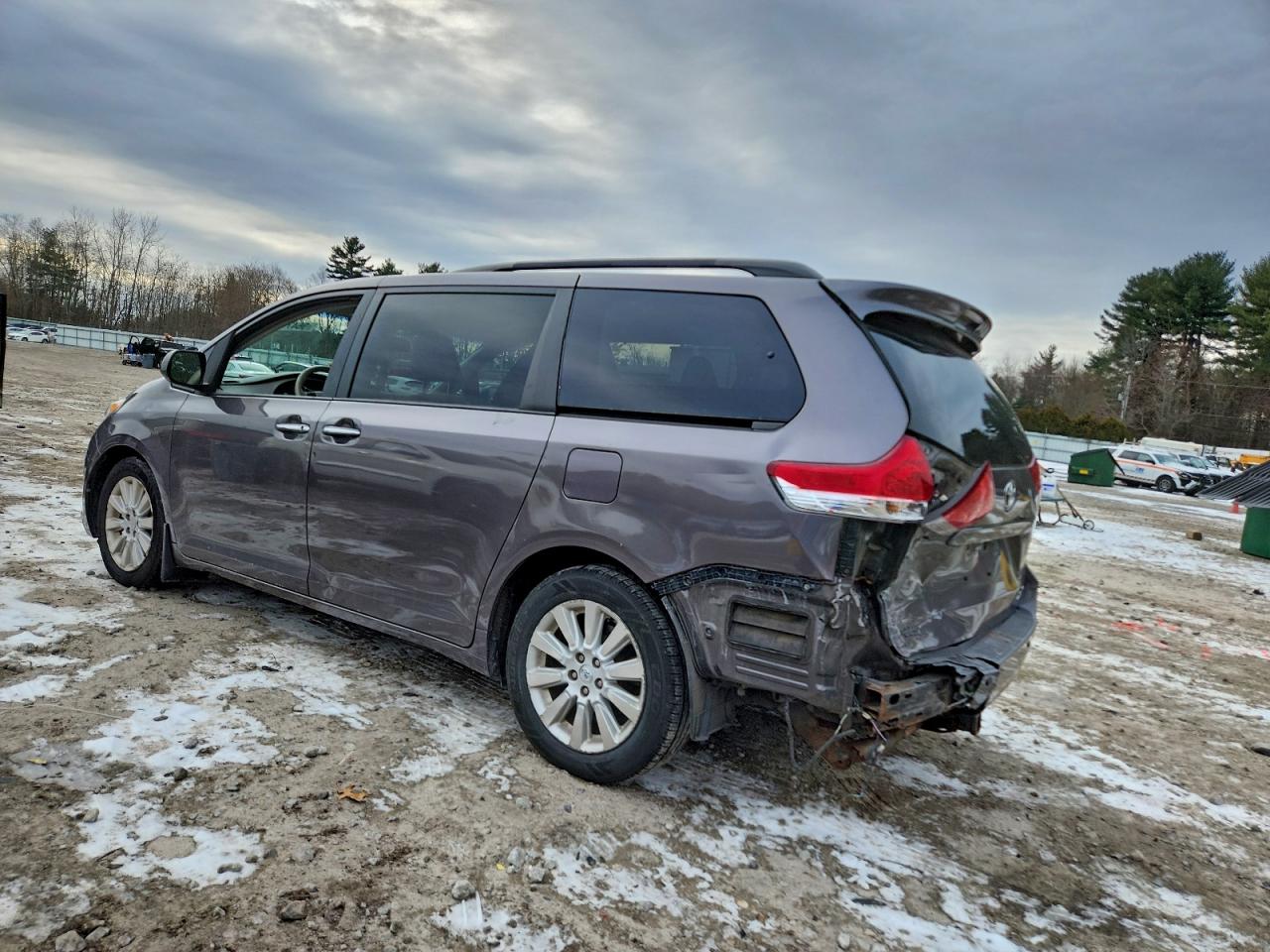 2014 TOYOTA SIENNA XLE photo 2