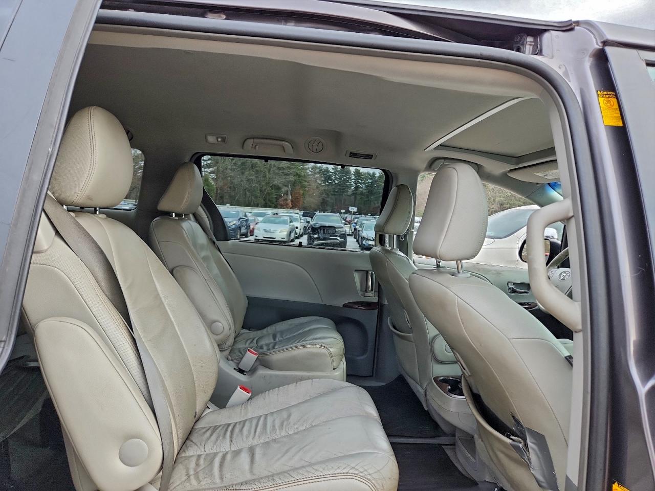 2014 TOYOTA SIENNA XLE photo 11