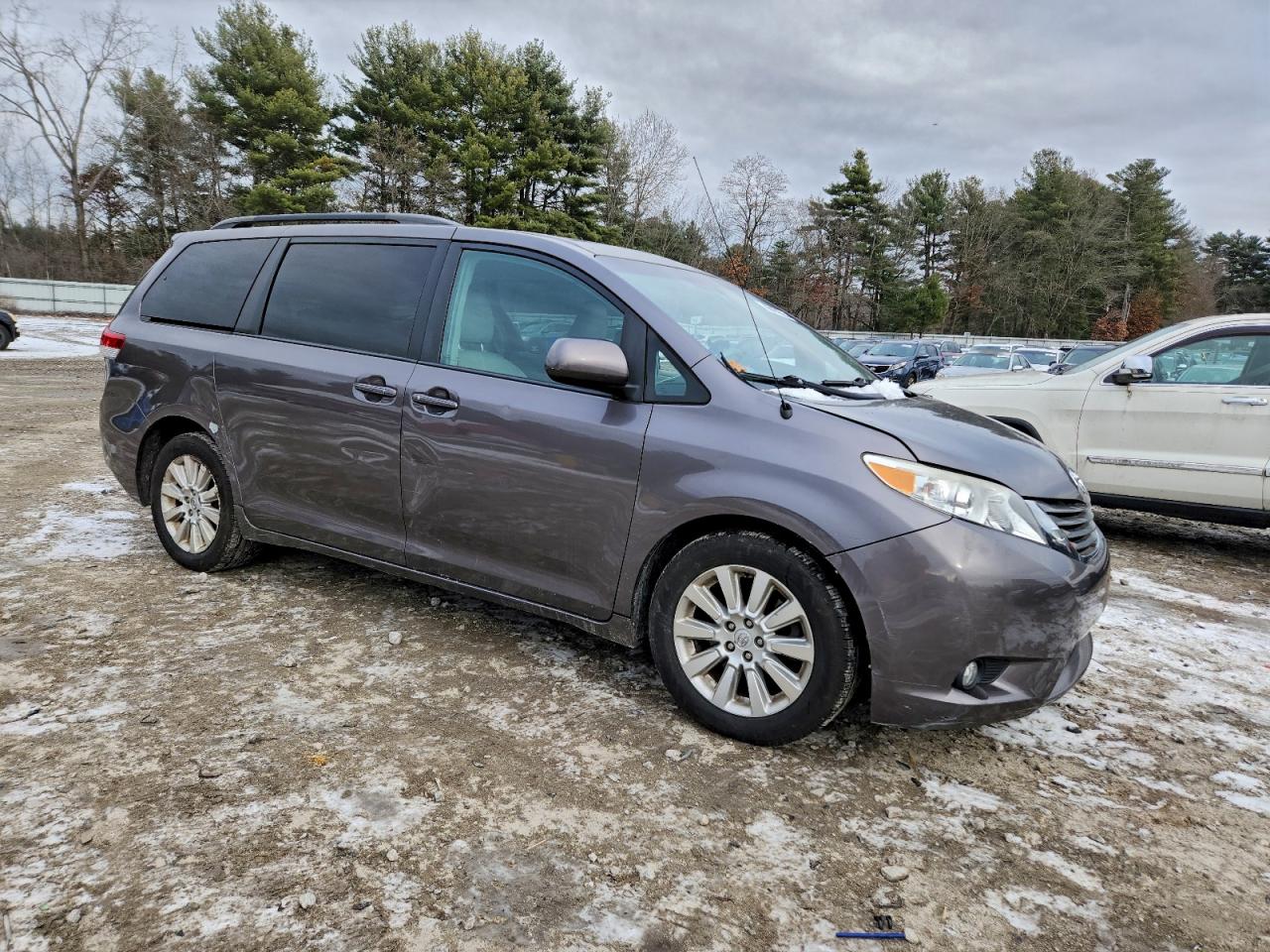 2014 TOYOTA SIENNA XLE photo 4