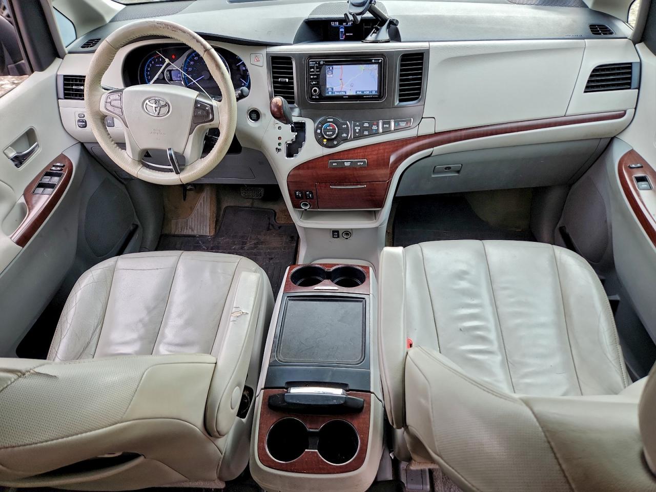 2014 TOYOTA SIENNA XLE photo 8