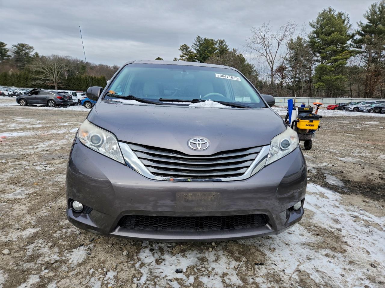 2014 TOYOTA SIENNA XLE photo 5