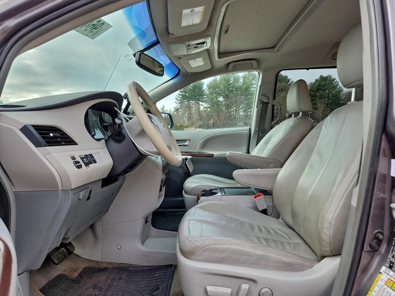 2014 TOYOTA SIENNA XLE photo 7