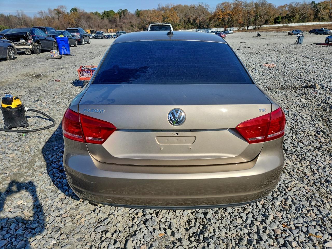 2015 VOLKSWAGEN PASSAT S photo 6
