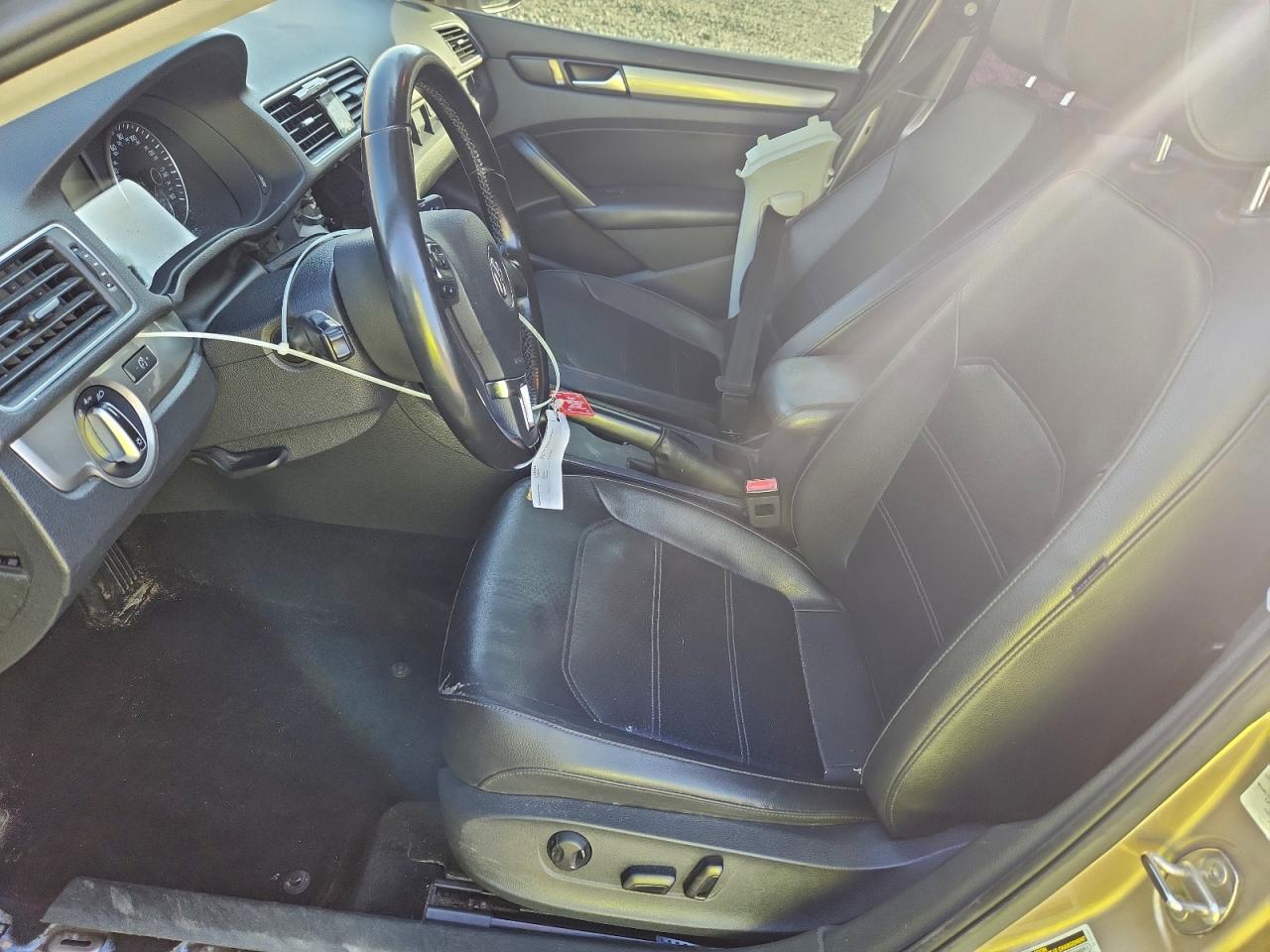 2015 VOLKSWAGEN PASSAT S photo 7