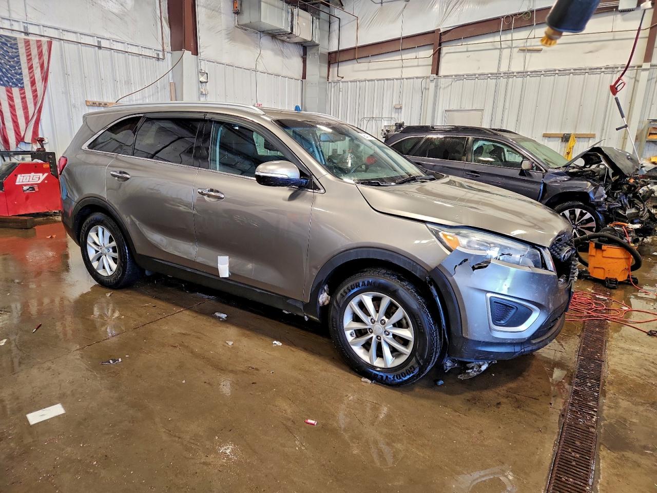 2017 KIA SORENTO LX photo 4