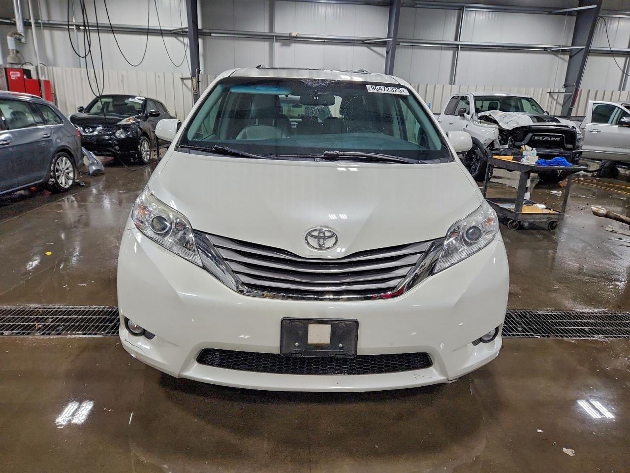 2017 TOYOTA SIENNA XLE photo 5