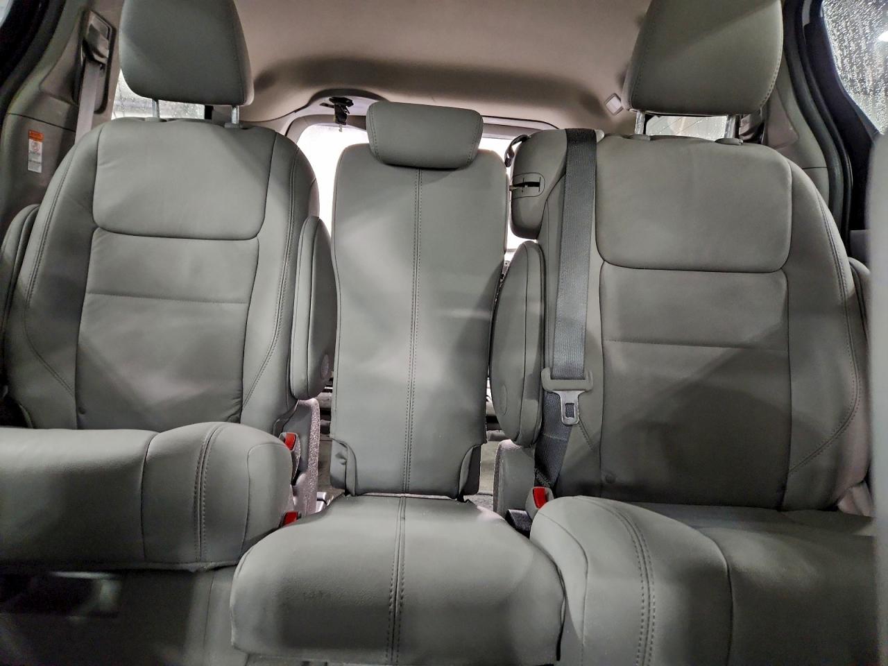 2017 TOYOTA SIENNA XLE photo 10