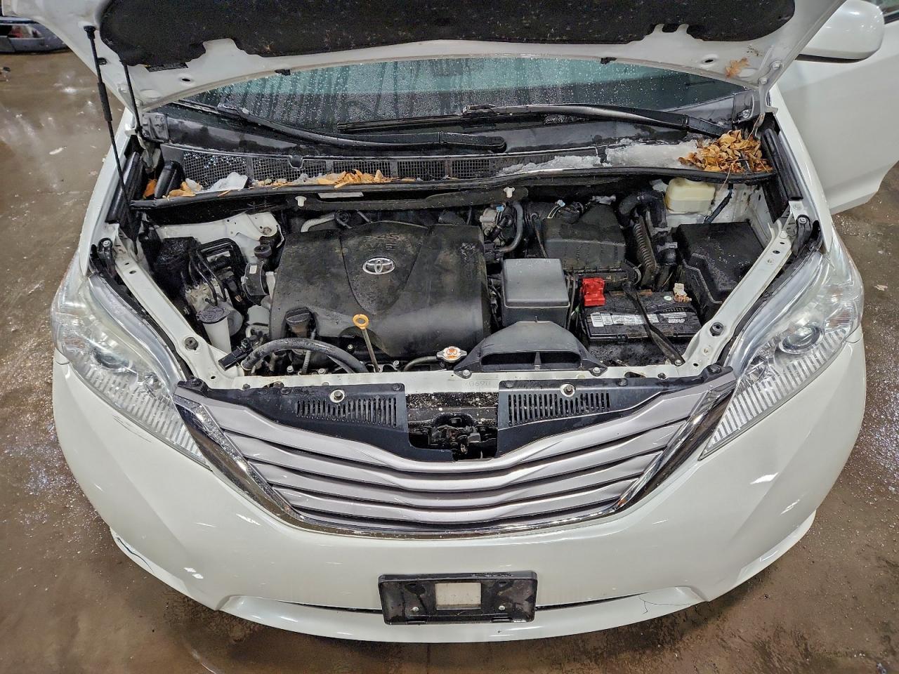 2017 TOYOTA SIENNA XLE photo 12