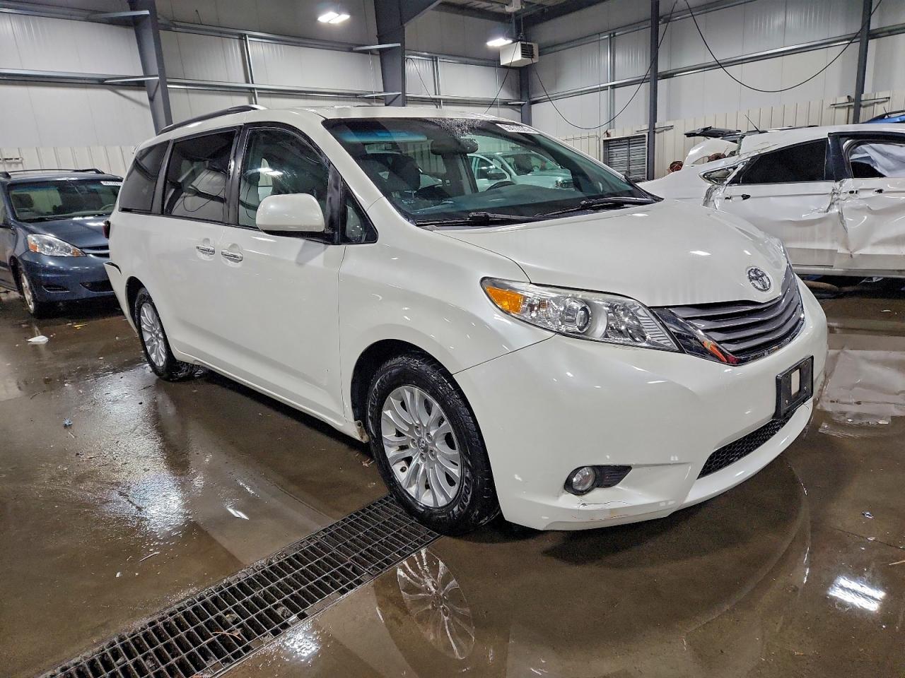 2017 TOYOTA SIENNA XLE photo 4
