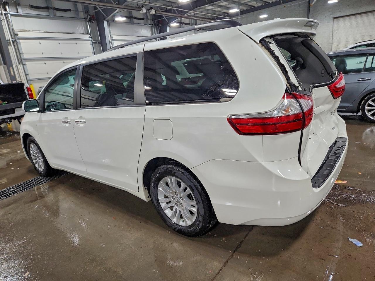 2017 TOYOTA SIENNA XLE photo 2