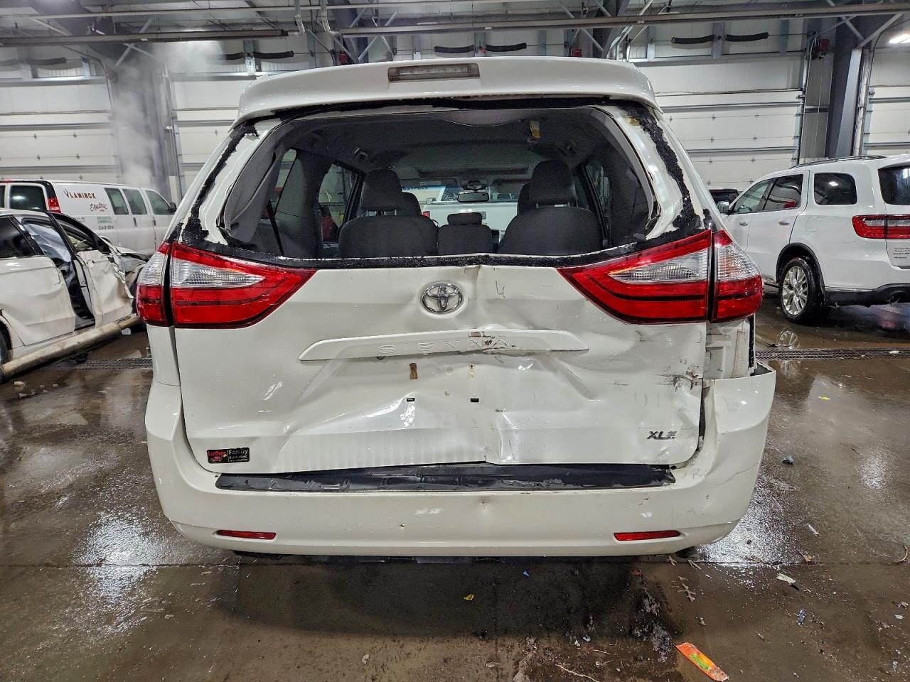2017 TOYOTA SIENNA XLE photo 6