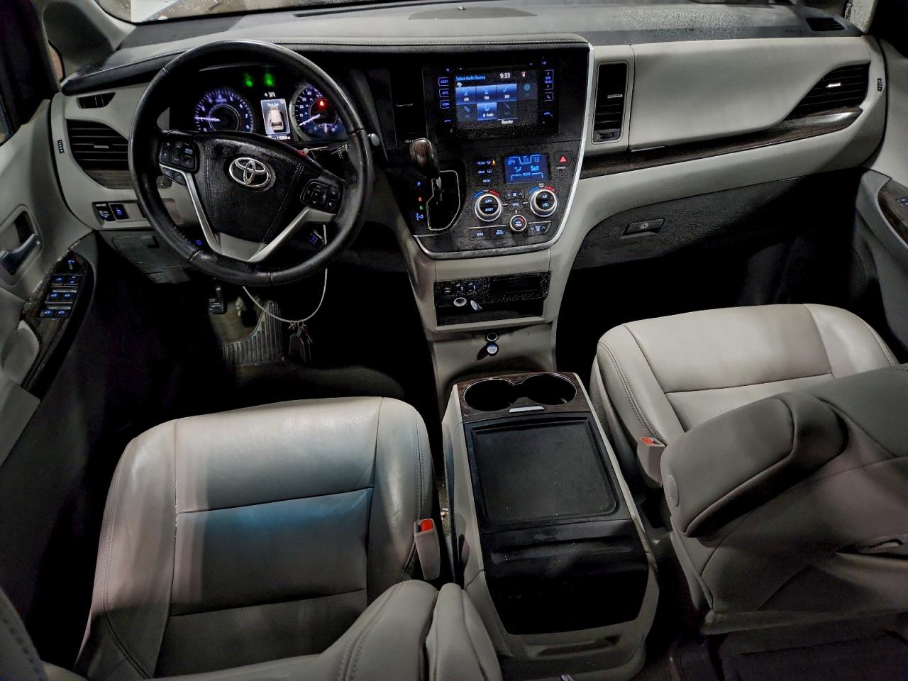 2017 TOYOTA SIENNA XLE photo 8