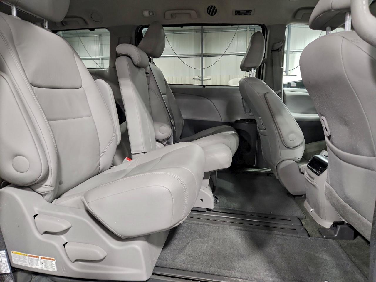 2017 TOYOTA SIENNA XLE photo 11