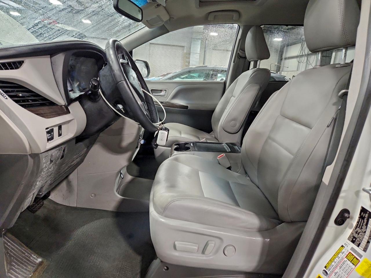 2017 TOYOTA SIENNA XLE photo 7