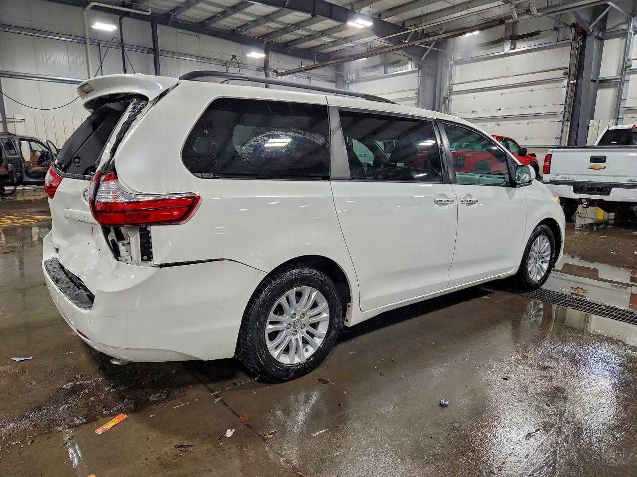 2017 TOYOTA SIENNA XLE photo 3