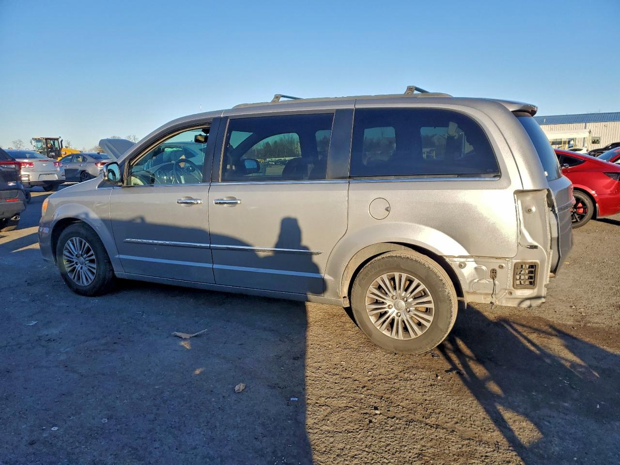 2013 CHRYSLER TOWN & COUNTRY TOURING L photo 2