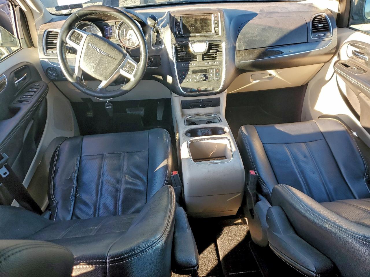 2013 CHRYSLER TOWN & COUNTRY TOURING L photo 8