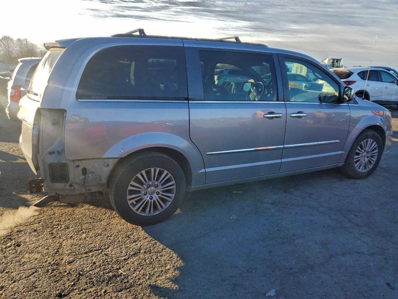 2013 CHRYSLER TOWN & COUNTRY TOURING L photo 3