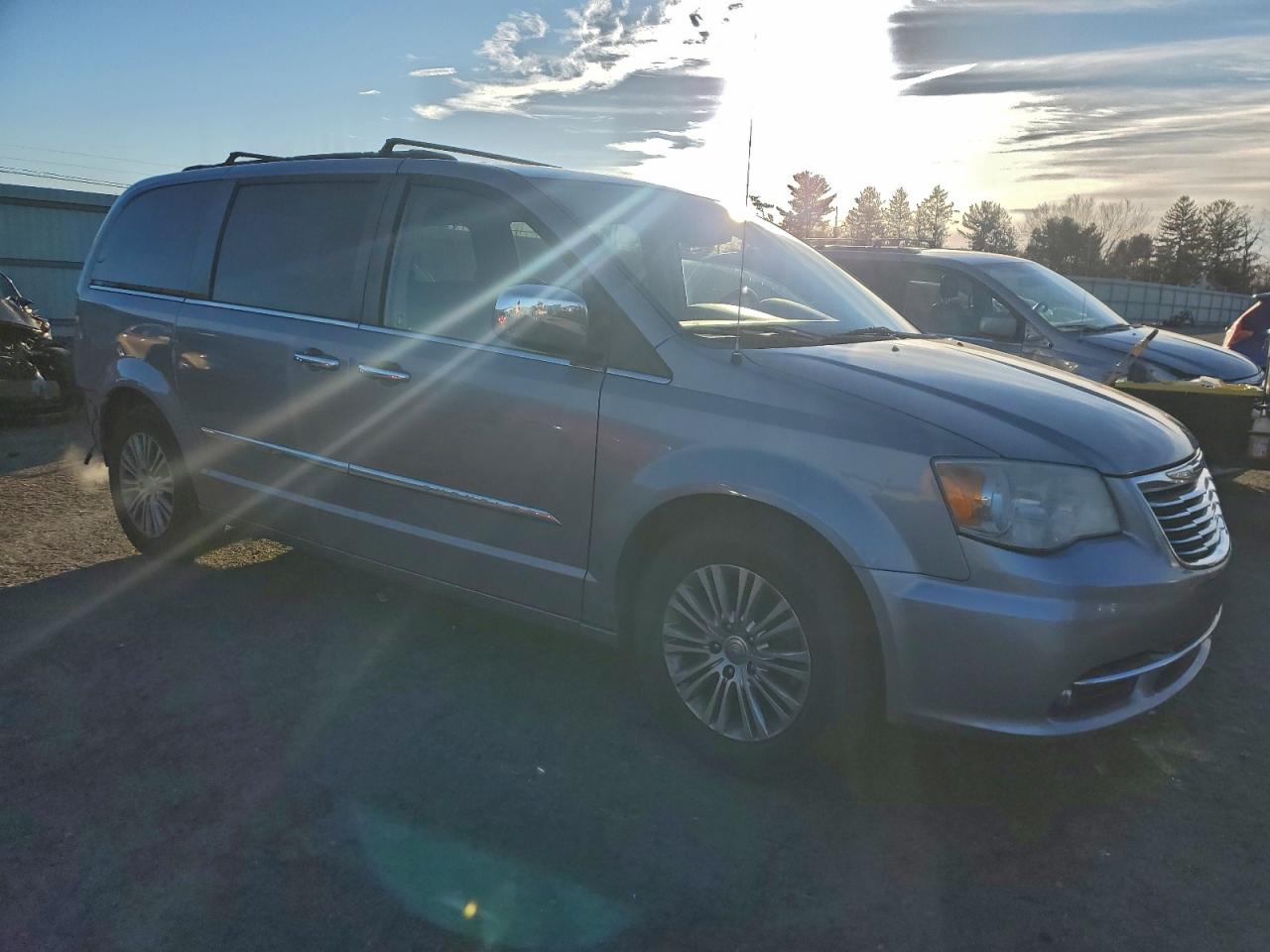 2013 CHRYSLER TOWN & COUNTRY TOURING L photo 4