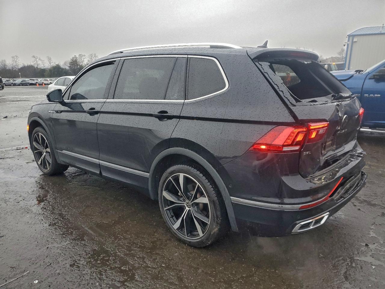 2024 VOLKSWAGEN TIGUAN SEL R-LINE BLACK photo 2