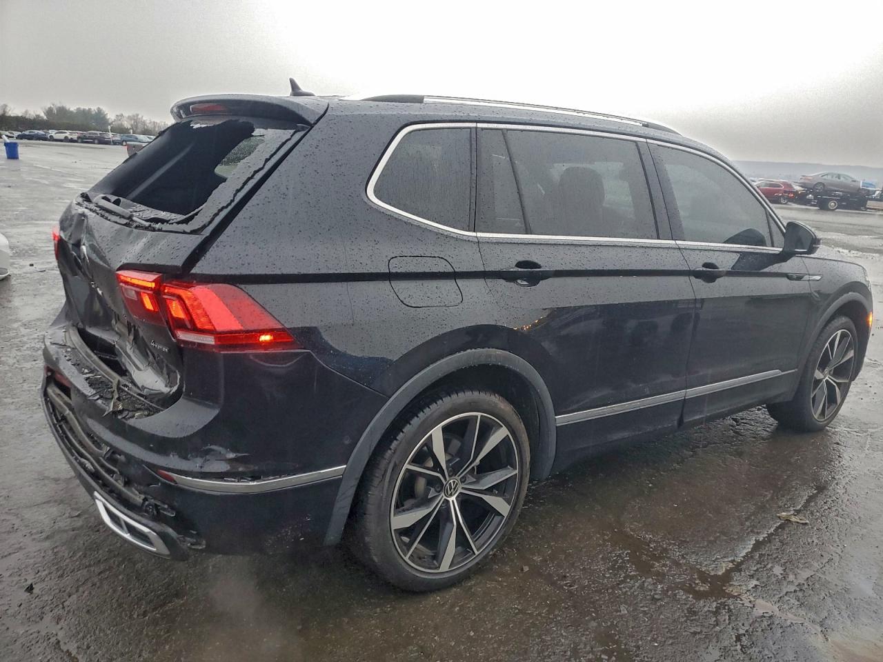 2024 VOLKSWAGEN TIGUAN SEL R-LINE BLACK photo 3