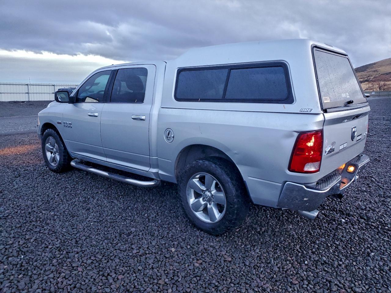 2016 RAM 1500 SLT photo 2