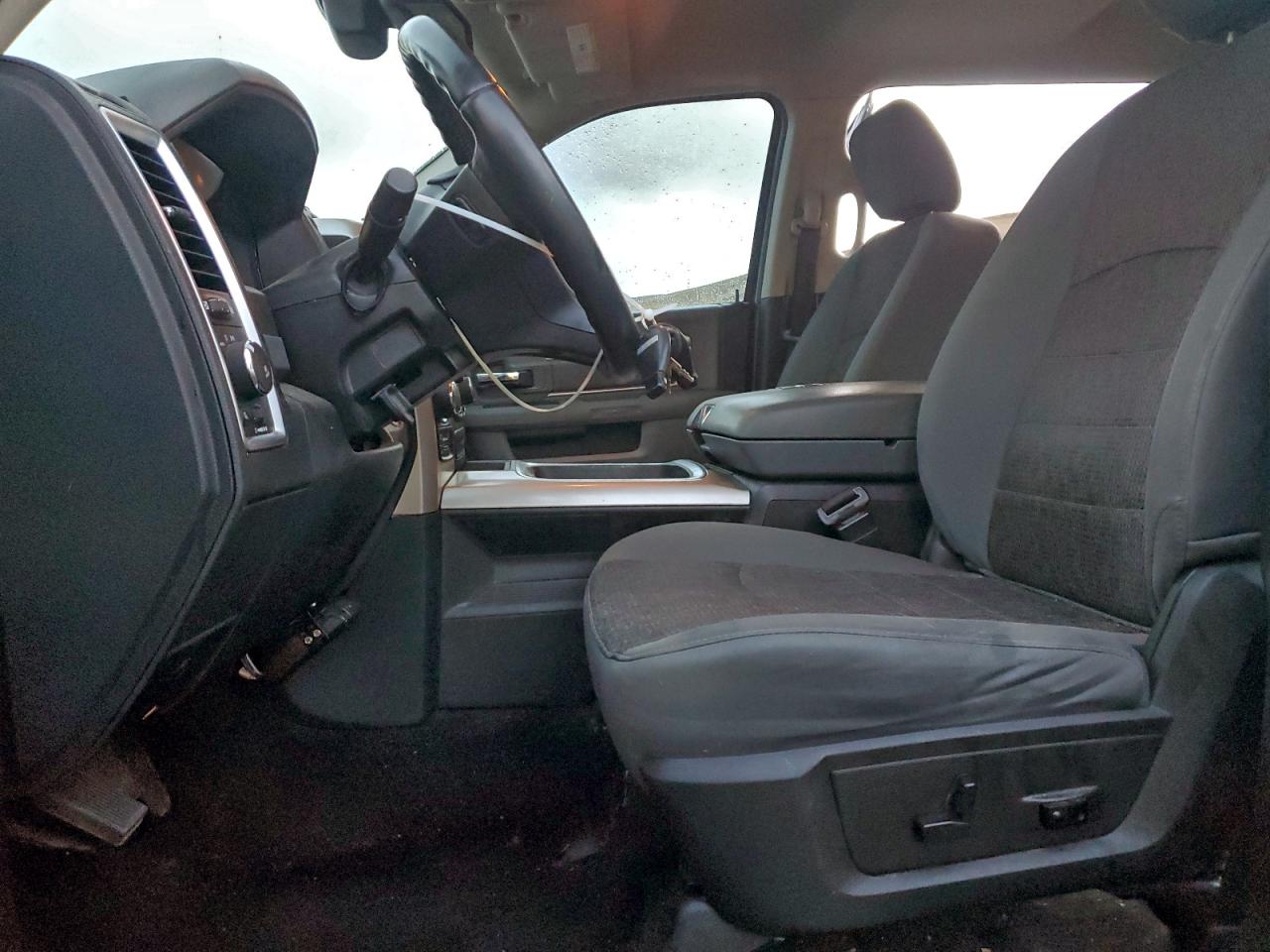 2016 RAM 1500 SLT photo 7