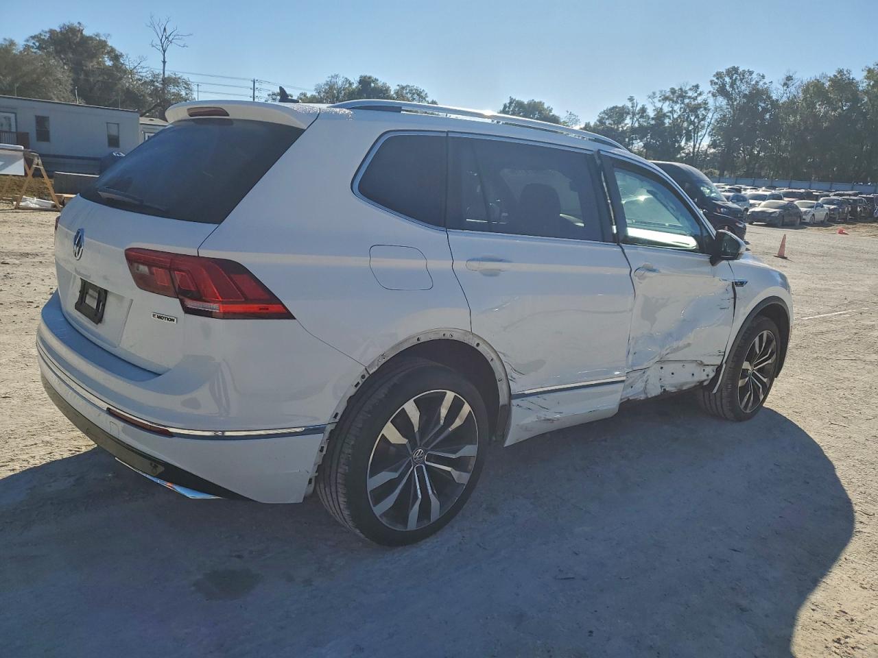 2021 VOLKSWAGEN TIGUAN SEL PREMIUM R-LINE photo 3