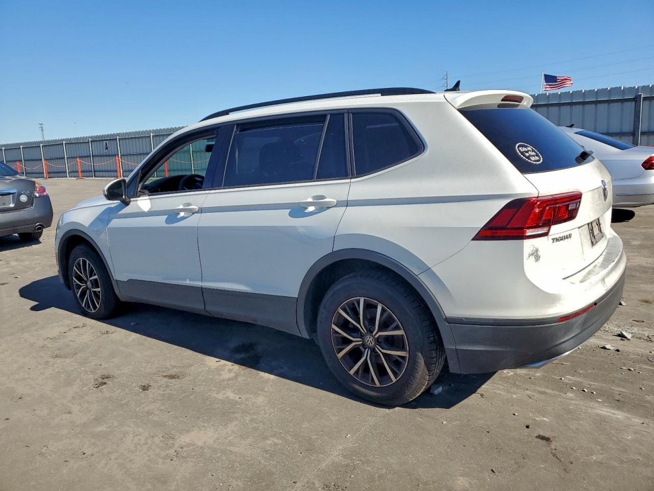 2021 VOLKSWAGEN TIGUAN S photo 2