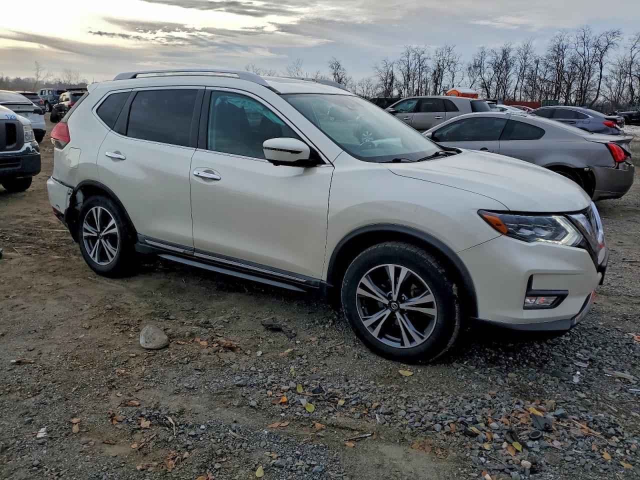 2017 NISSAN ROGUE SV photo 4