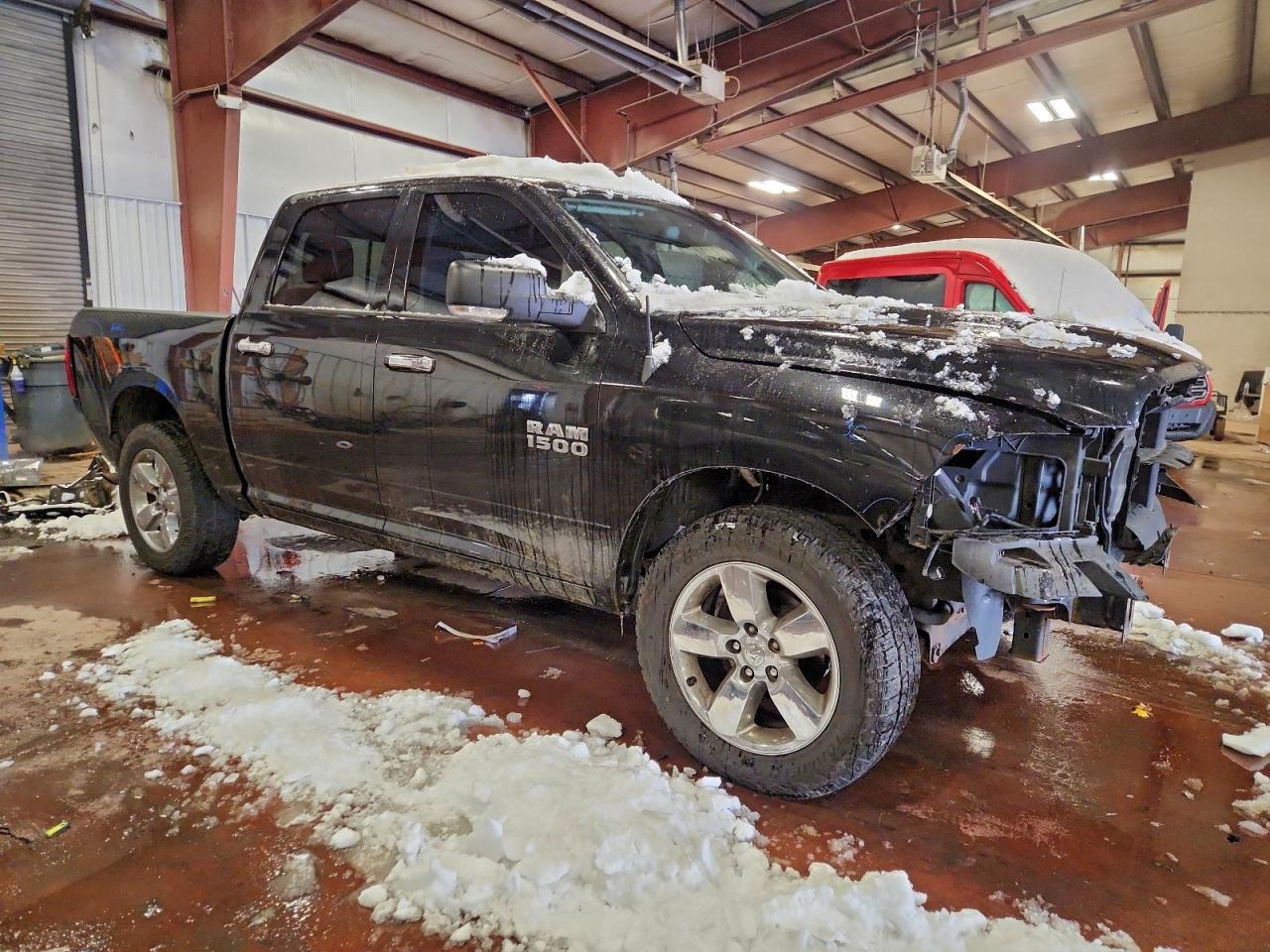 2017 RAM 1500 SLT photo 4