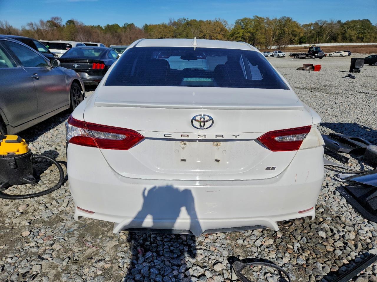 2020 TOYOTA CAMRY SE photo 6