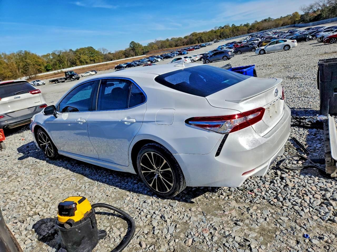 2020 TOYOTA CAMRY SE photo 2