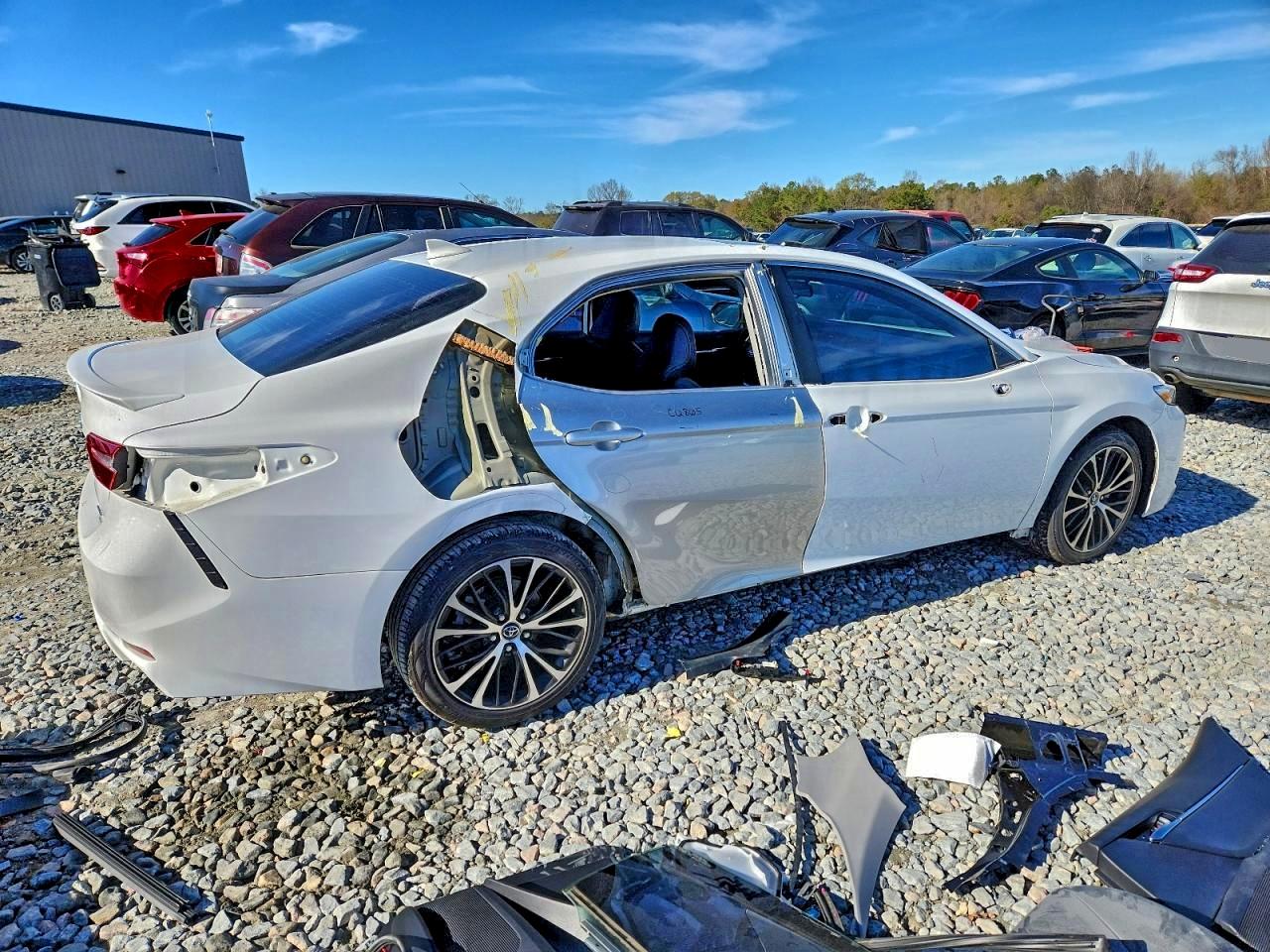 2020 TOYOTA CAMRY SE photo 3