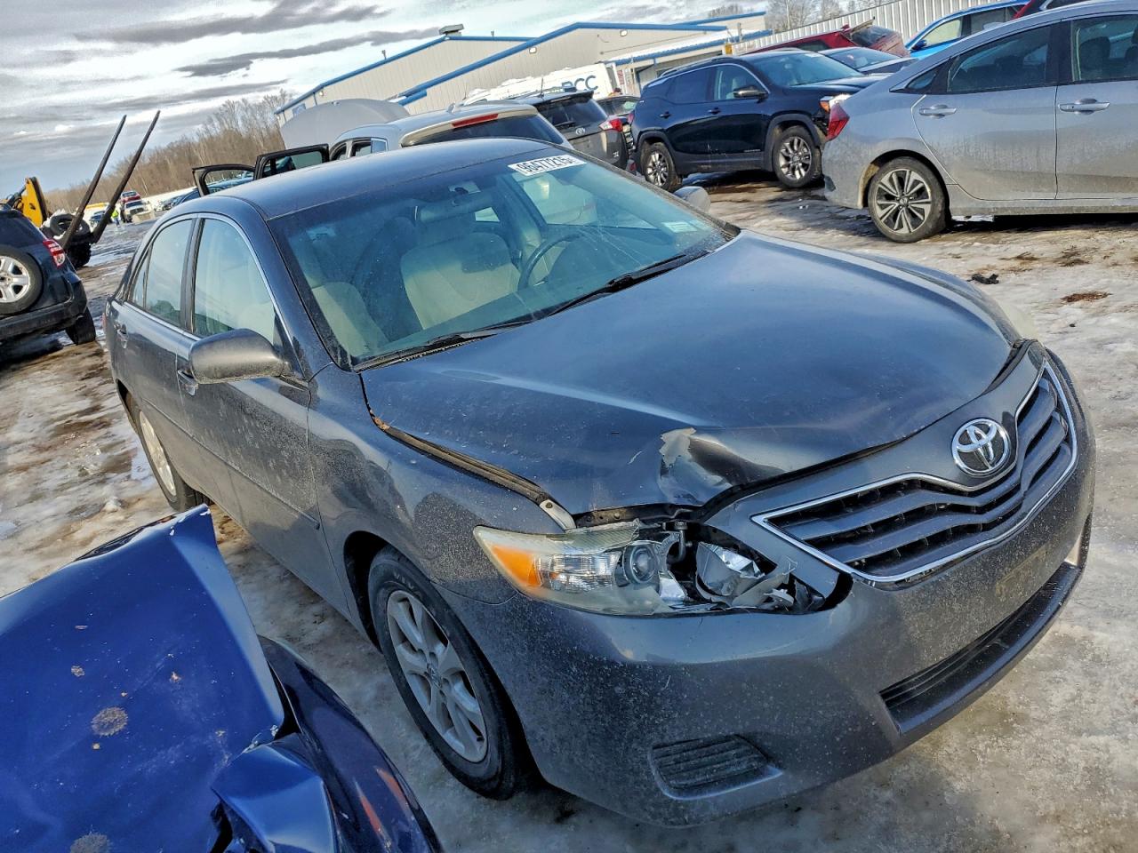 2011 TOYOTA CAMRY LE photo 4