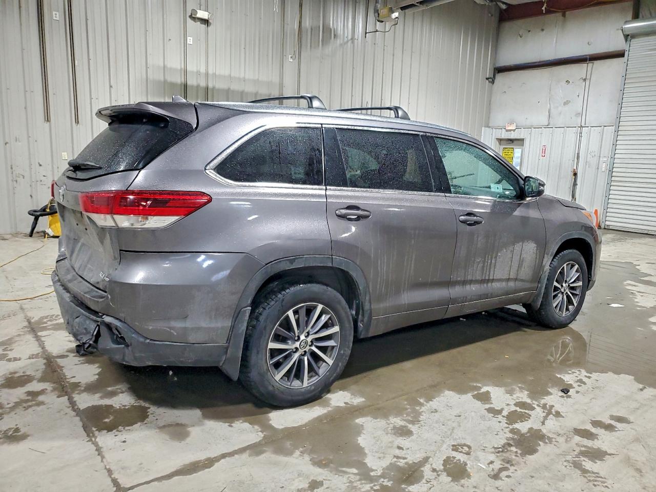 2018 TOYOTA HIGHLANDER SE photo 3