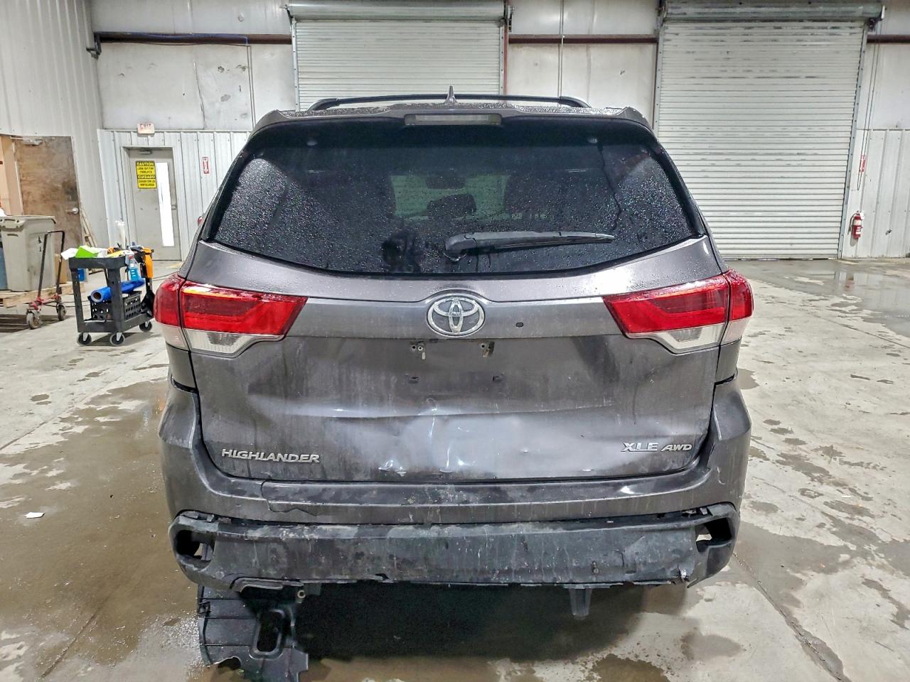 2018 TOYOTA HIGHLANDER SE photo 6