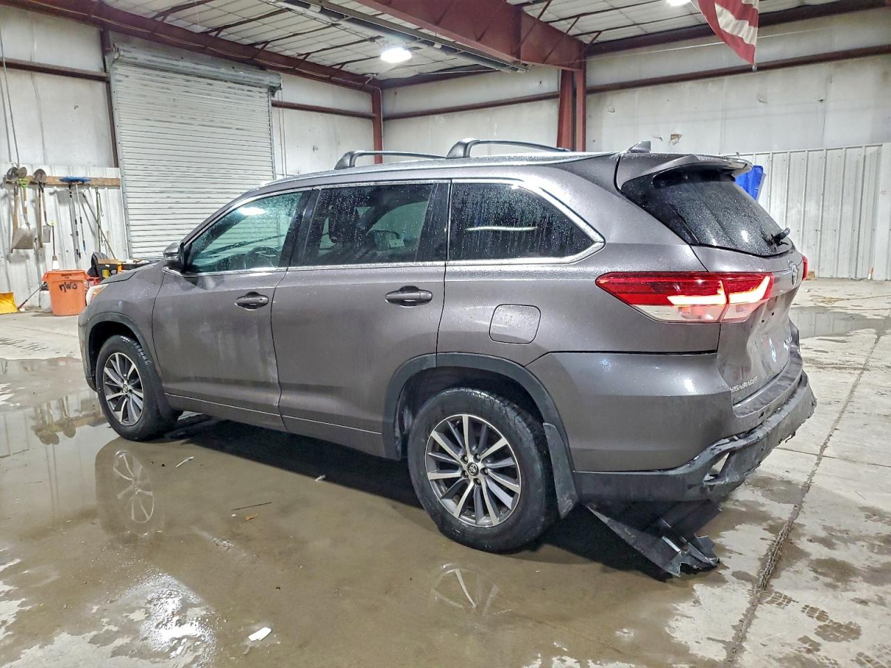 2018 TOYOTA HIGHLANDER SE photo 2