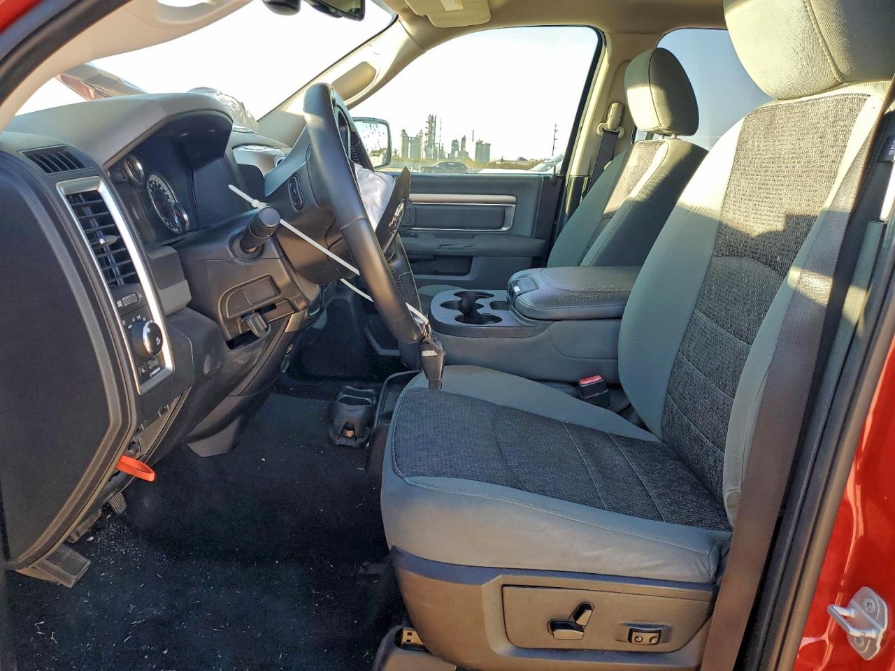 2016 RAM 1500 SLT photo 7
