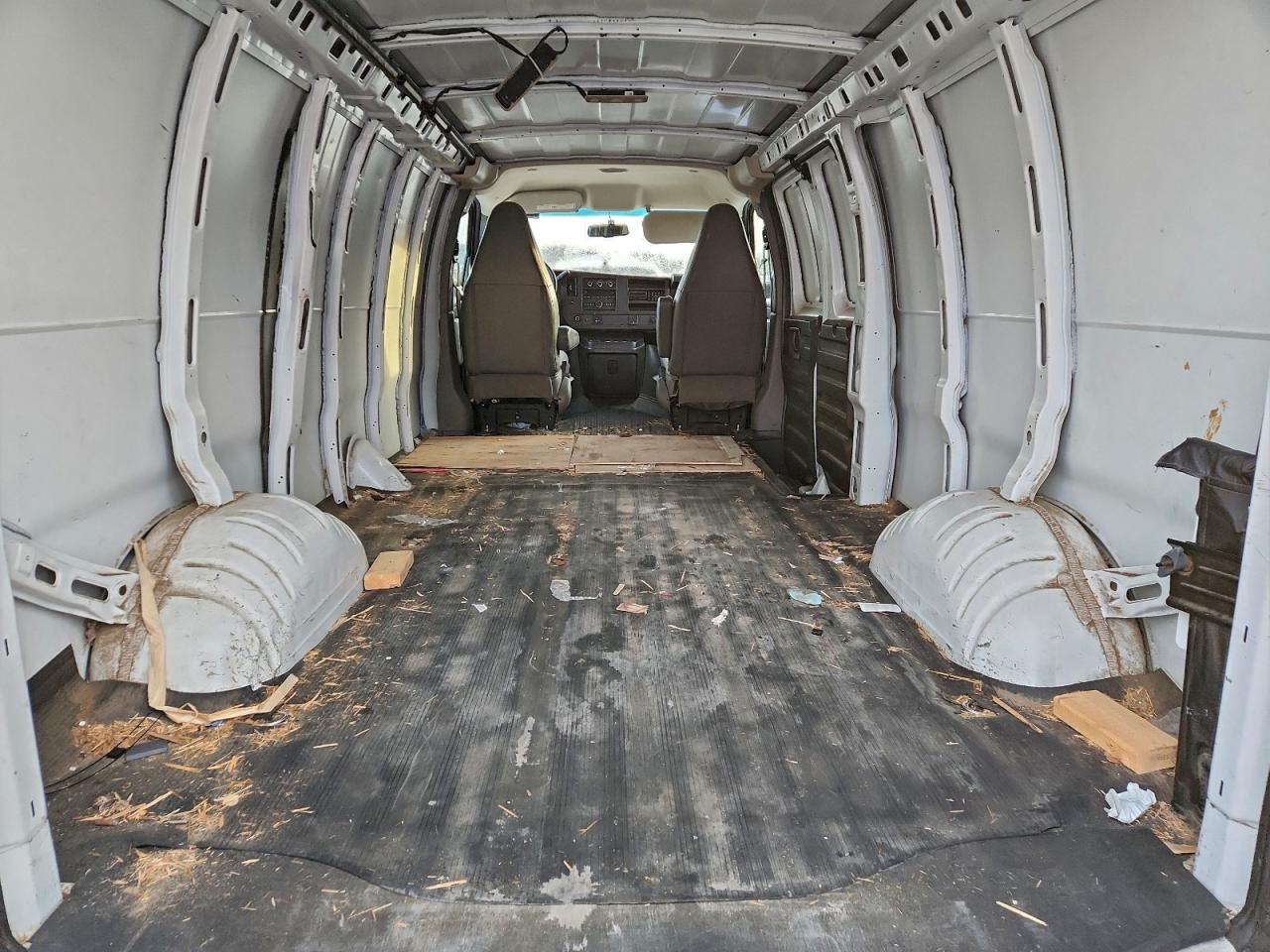2017 GMC SAVANA G2500 photo 10