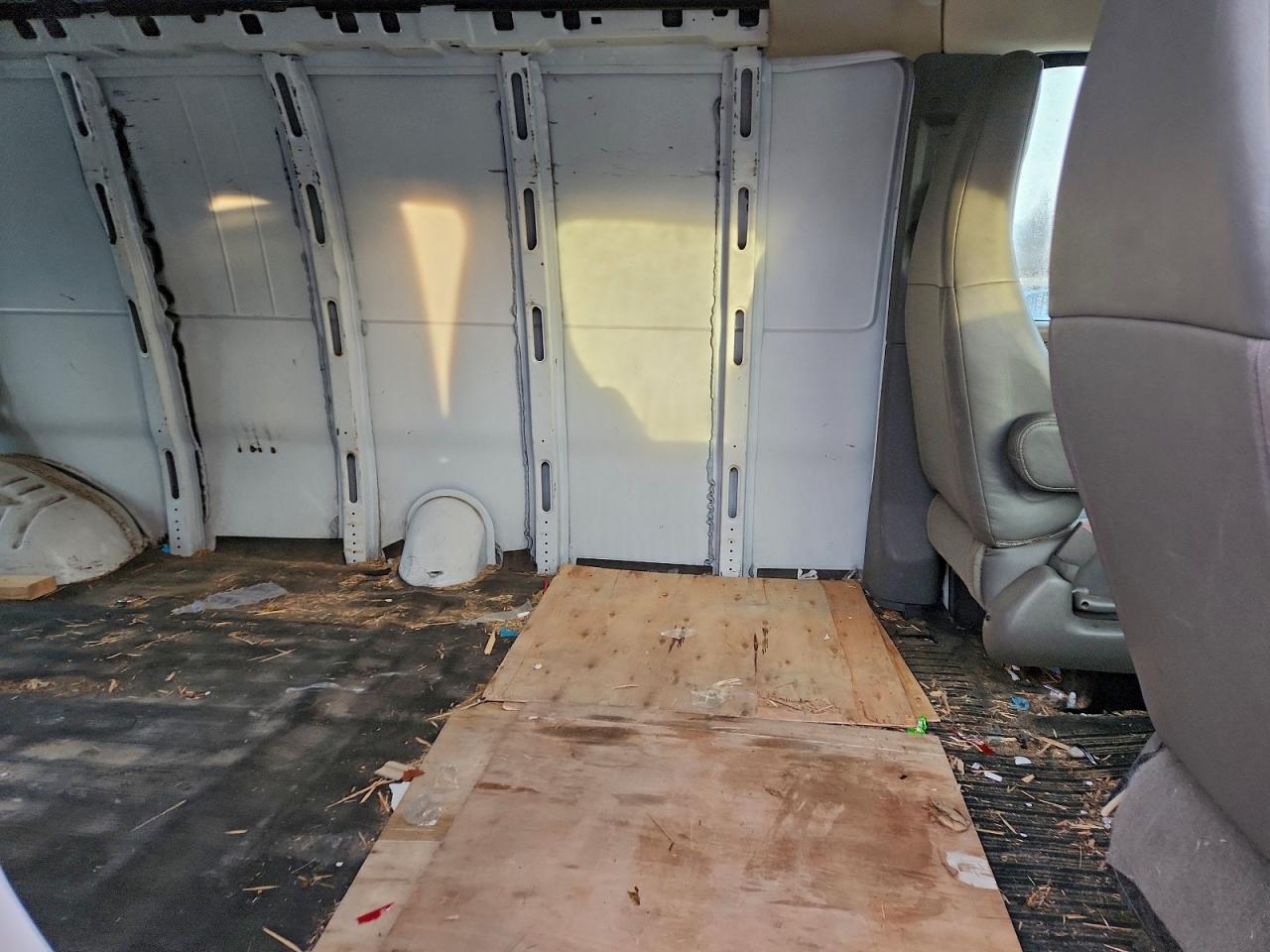 2017 GMC SAVANA G2500 photo 11
