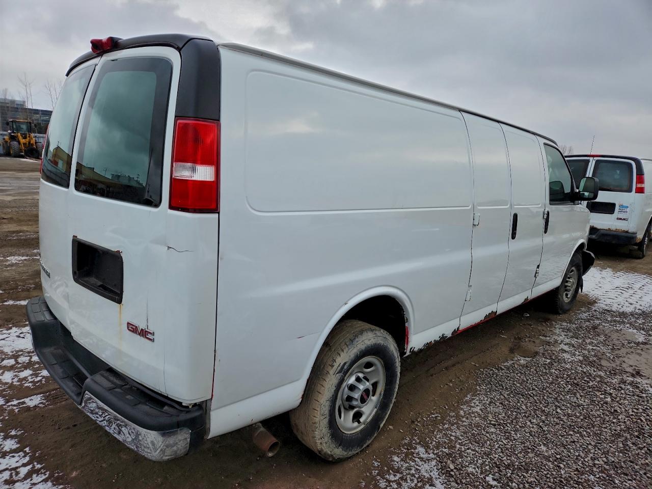 2017 GMC SAVANA G2500 photo 3