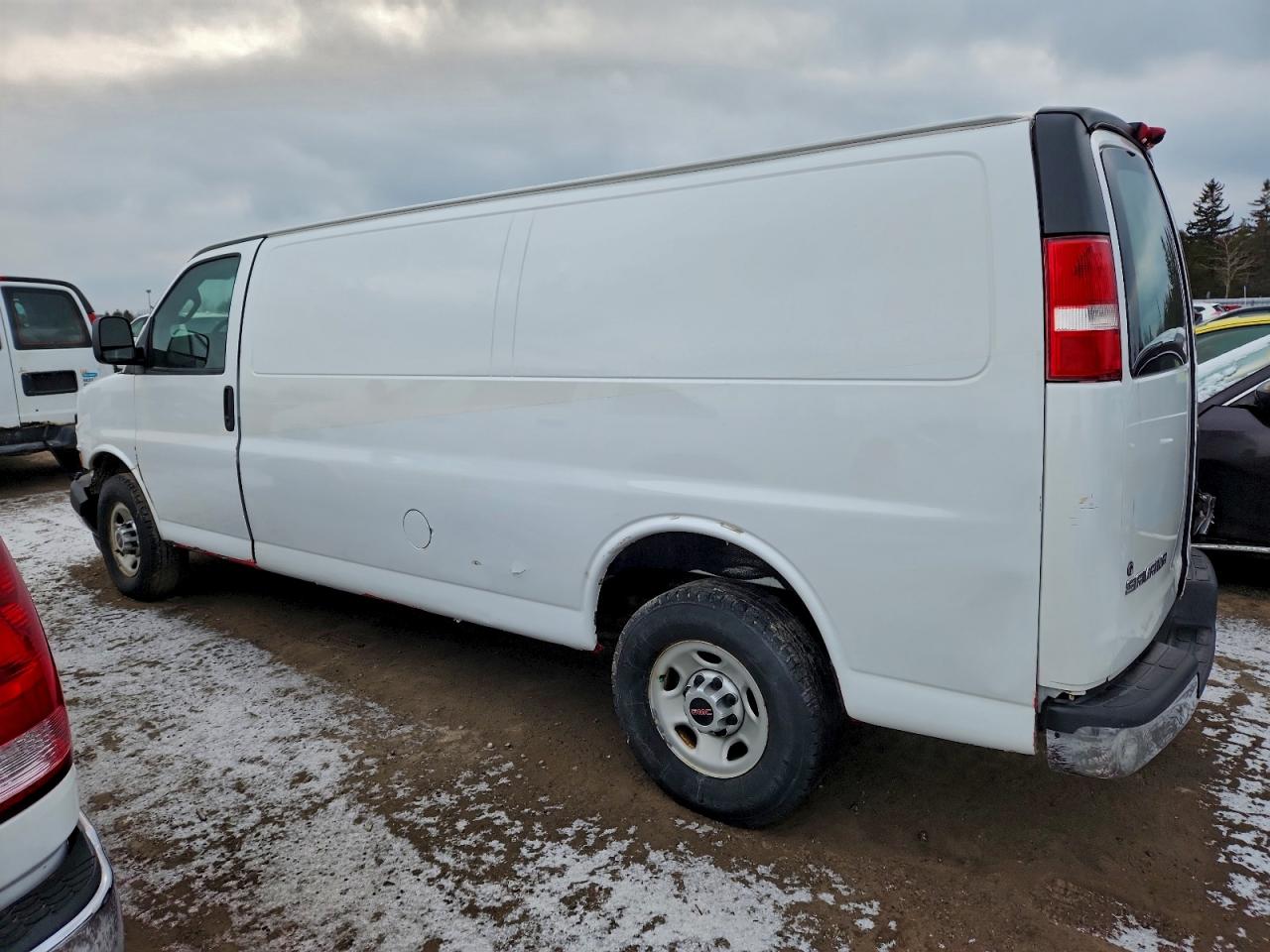 2017 GMC SAVANA G2500 photo 2