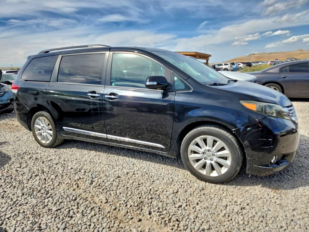 2014 TOYOTA SIENNA XLE photo 4