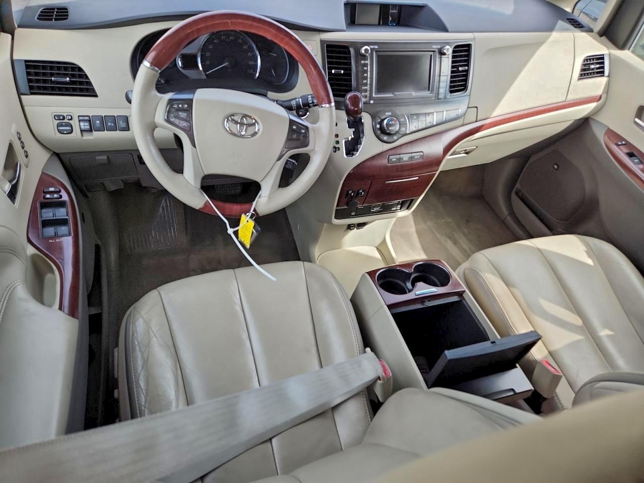 2014 TOYOTA SIENNA XLE photo 8