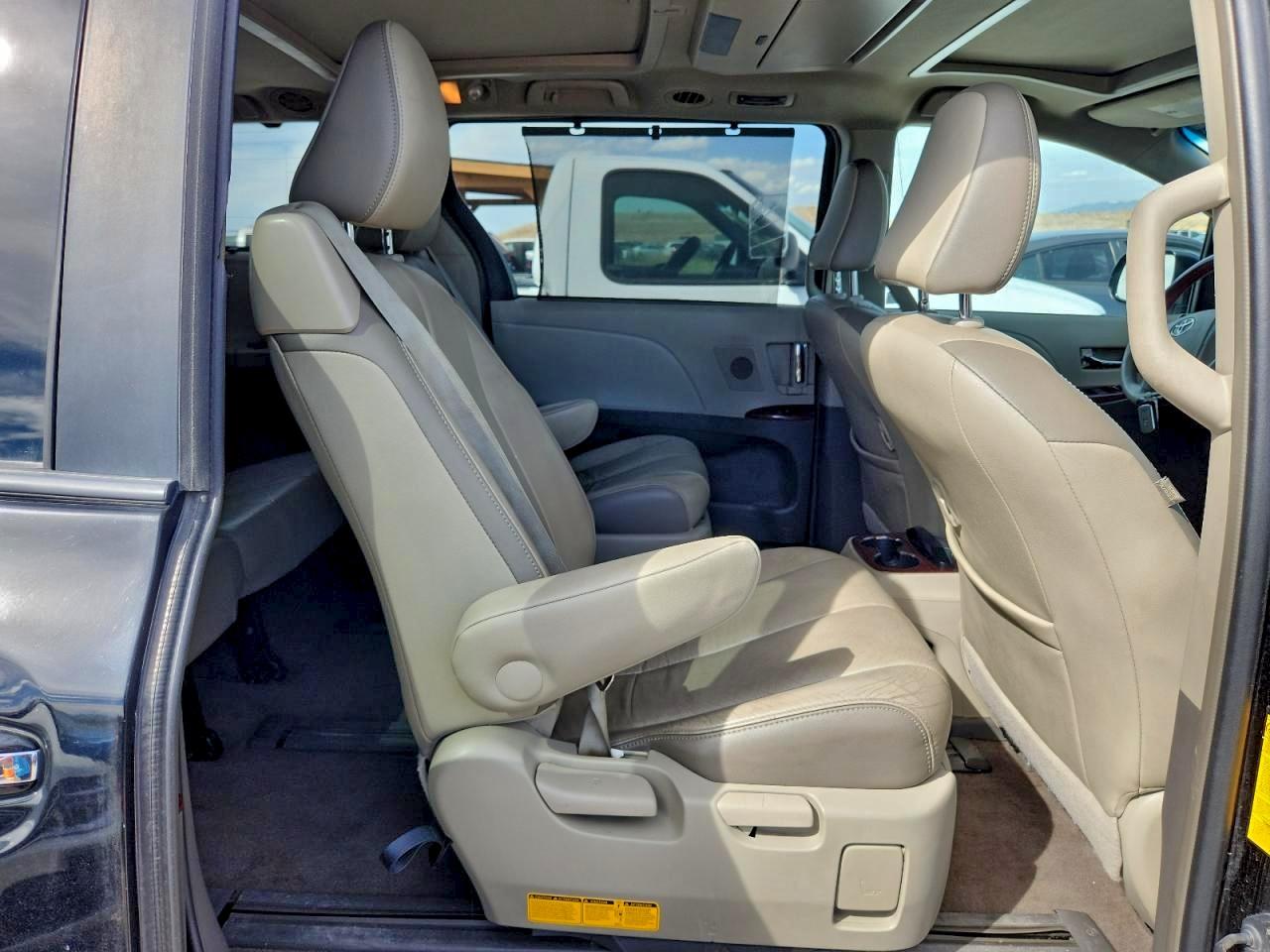 2014 TOYOTA SIENNA XLE photo 11