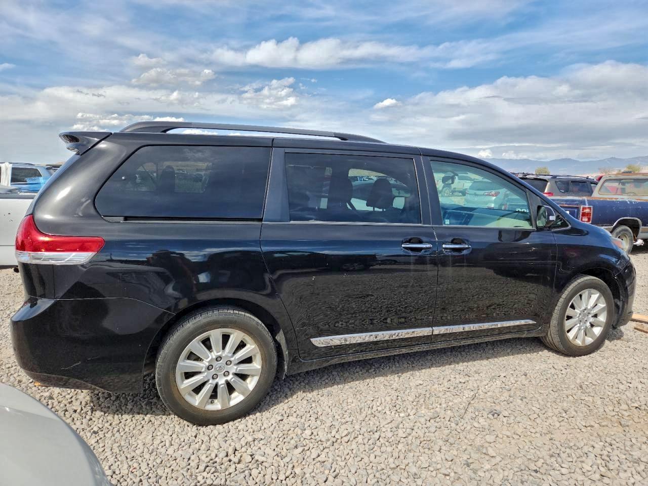 2014 TOYOTA SIENNA XLE photo 3