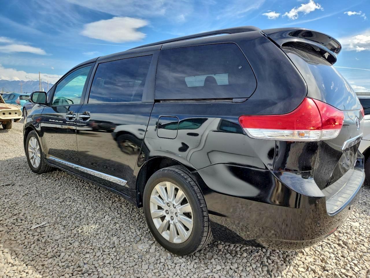 2014 TOYOTA SIENNA XLE photo 2
