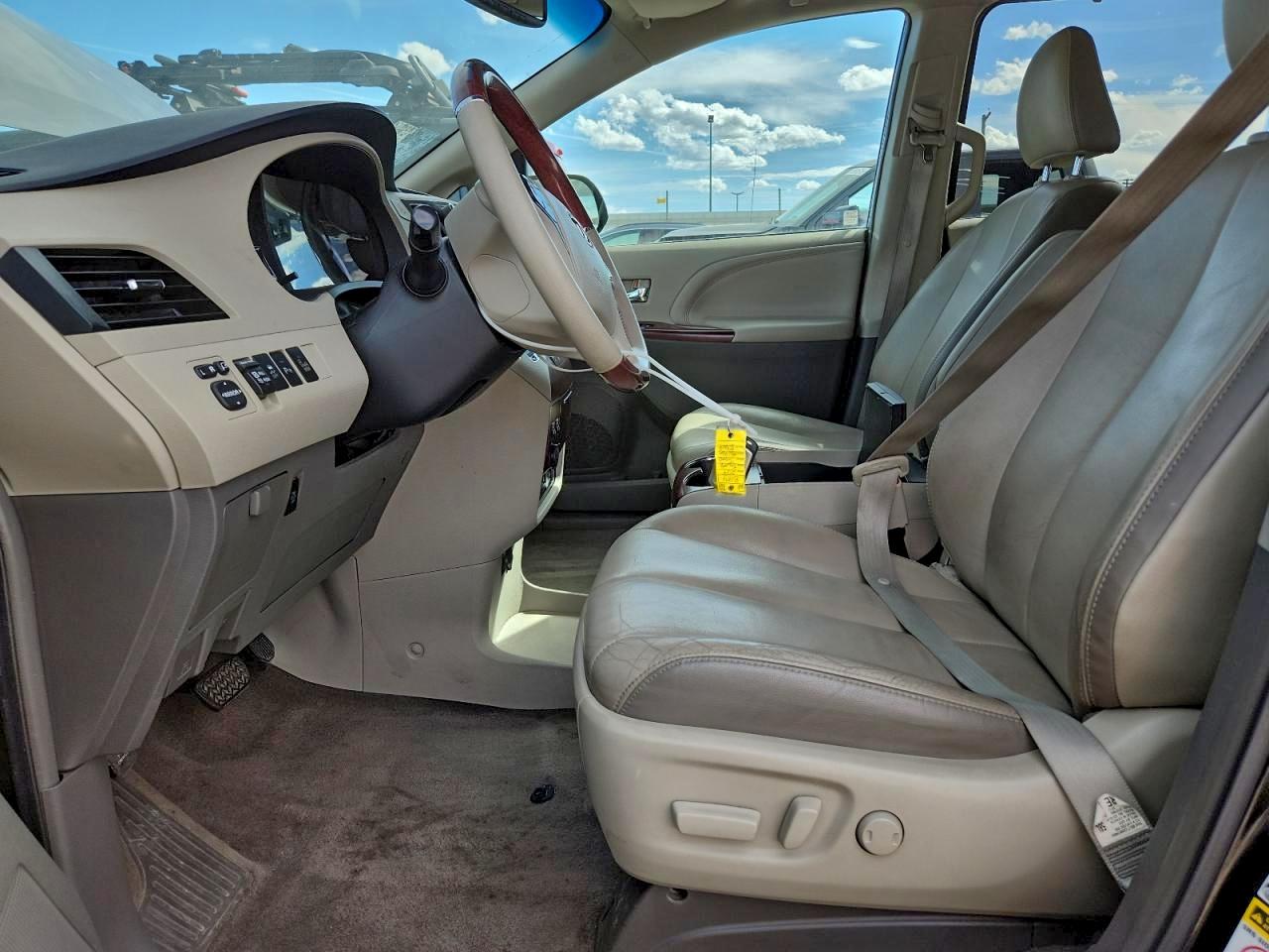 2014 TOYOTA SIENNA XLE photo 7