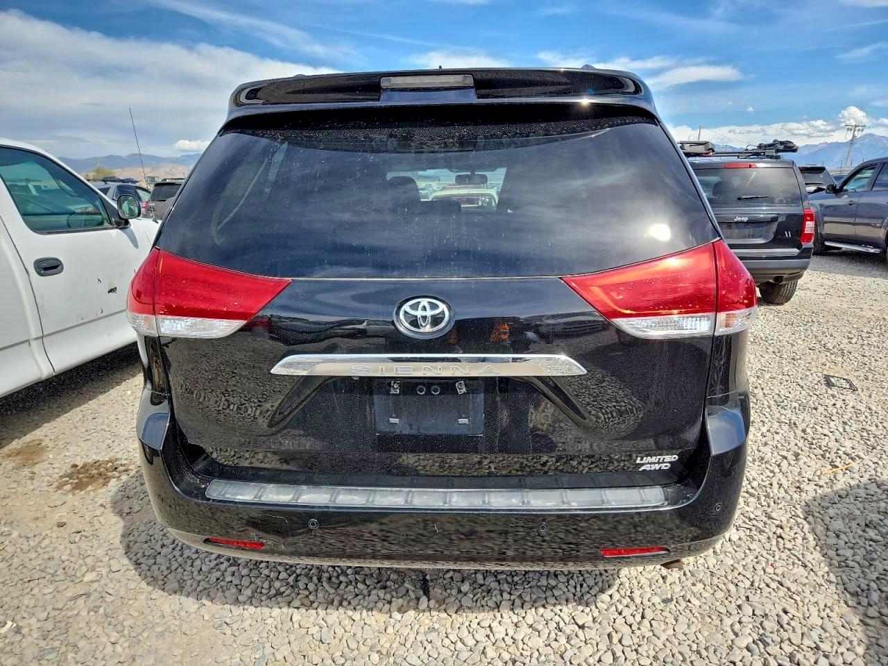 2014 TOYOTA SIENNA XLE photo 6